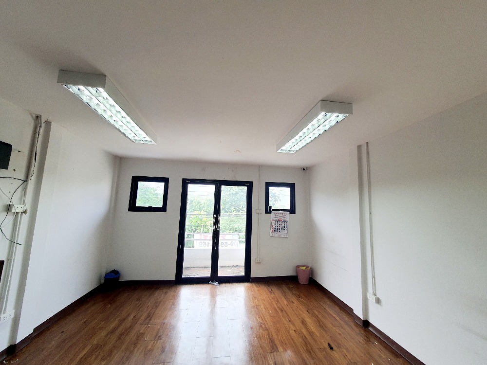 For SaleTownhomeBangna, Bearing, Lasalle : For sale townhouse/small home office on Bangna-Trad Rd. 3Rooms 2Bathrms, near International Schools and Malls15 Mins. to Suvarnabhumi International Airport, 5 Mins. To Eastern Ring Road (to EEC)