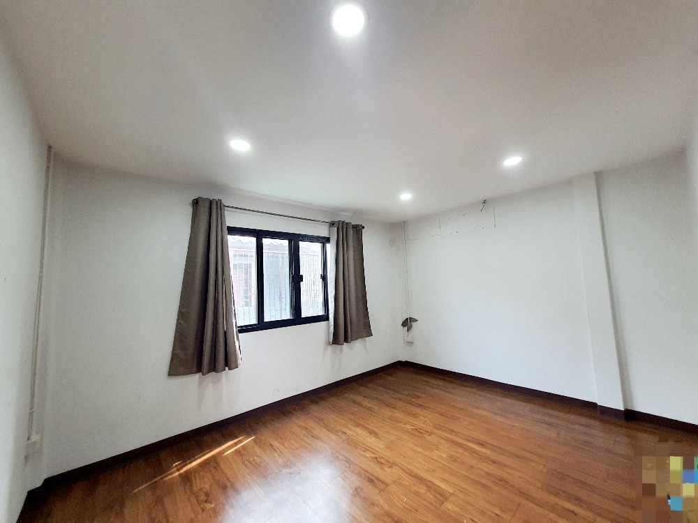 For SaleTownhomeBangna, Bearing, Lasalle : For sale townhouse/small home office on Bangna-Trad Rd. 3Rooms 2Bathrms, near International Schools and Malls15 Mins. to Suvarnabhumi International Airport, 5 Mins. To Eastern Ring Road (to EEC)