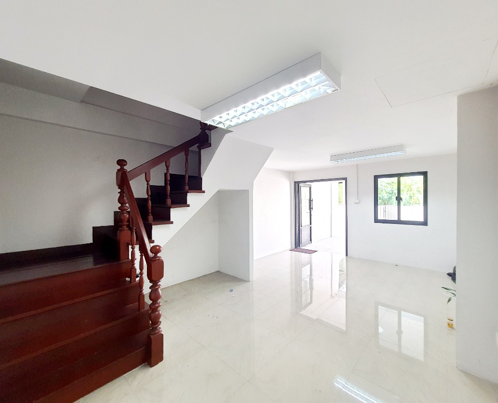 For SaleTownhomeBangna, Bearing, Lasalle : For sale townhouse/small home office on Bangna-Trad Rd. 3Rooms 2Bathrms, near International Schools and Malls15 Mins. to Suvarnabhumi International Airport, 5 Mins. To Eastern Ring Road (to EEC)