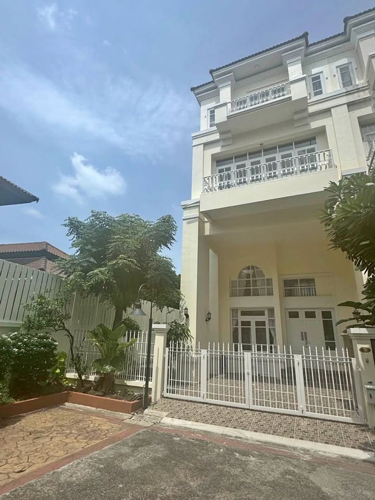 For RentTownhomeOnnut, Udomsuk : Townhome for rent, 3 floors, fully furnished, Sukhumvit 52