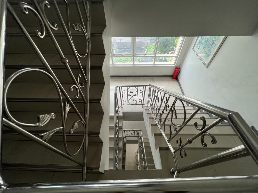 For SaleOfficeRama9, Petchburi, RCA : Office building for sale, 5 floors, next to Rama 9 Road