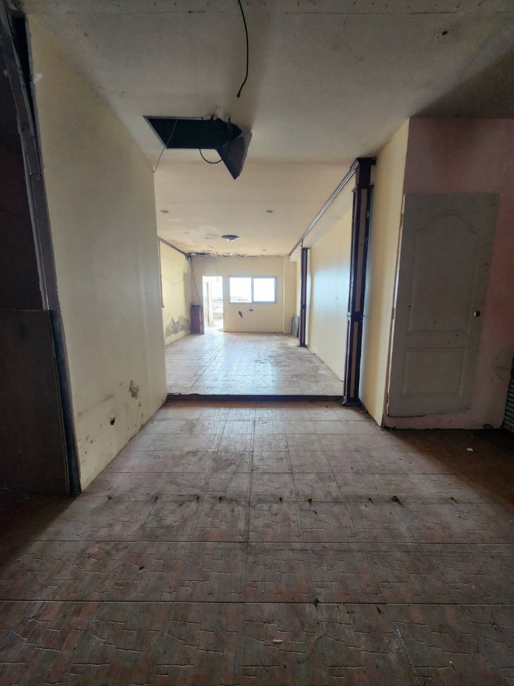 ขายที่ดินพัทยา บางแสน ชลบุรี สัตหีบ : ขายที่ดินพร้อมอาคารพาณิชย์ ทั้งฝั่งบกและฝั่งทะเล ติดถนนคนเดิน Walking Street ทำเลดีมาก