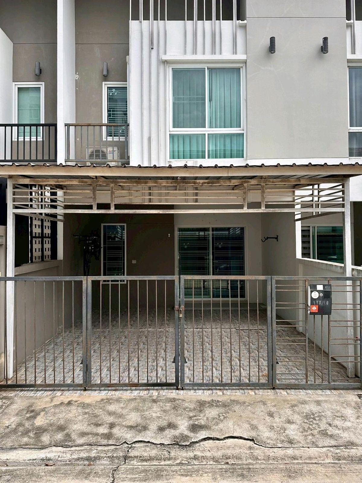 For SaleTownhomePhutthamonthon, Salaya : Townhome, good location Near Makro Salaya Selling below market price, house number auspicious 198/88 Soi 8, already rich, travel only 10 minutes to Mahidol University, Salaya. Renovated, freshly painted Beautiful, complete, ready to move in