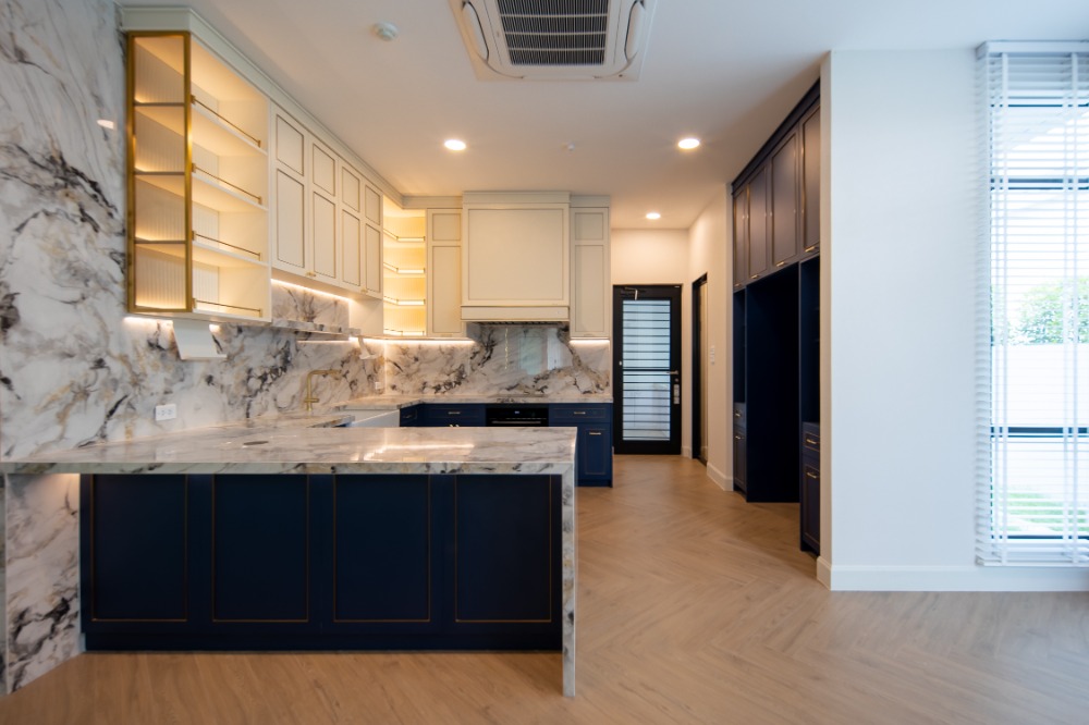 HousePattanakan, Srinakarin : House for rent Nantawan rama9 new krungthepkreetha 600,000baht, 5bedrooms, 7bathrooms, Near Rama9, Pattanakarn, Suan Luang, Srinakarin, Bangna, Suvarnabhumi Airport, Krungthep Kreetha, Sukhumvit, Brighton, and Wellington.