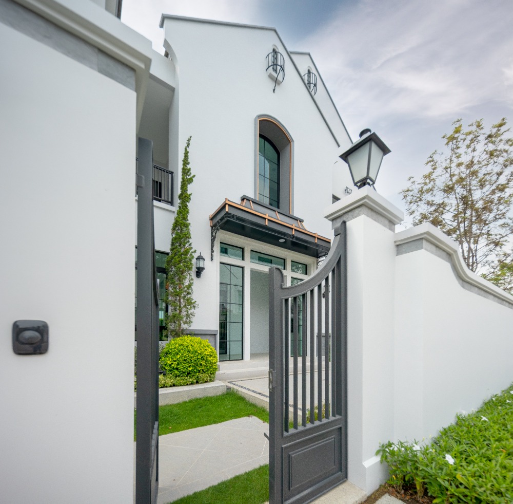 HousePattanakan, Srinakarin : House for rent Nantawan rama9 new krungthepkreetha 600,000baht, 5bedrooms, 7bathrooms, Near Rama9, Pattanakarn, Suan Luang, Srinakarin, Bangna, Suvarnabhumi Airport, Krungthep Kreetha, Sukhumvit, Brighton, and Wellington.