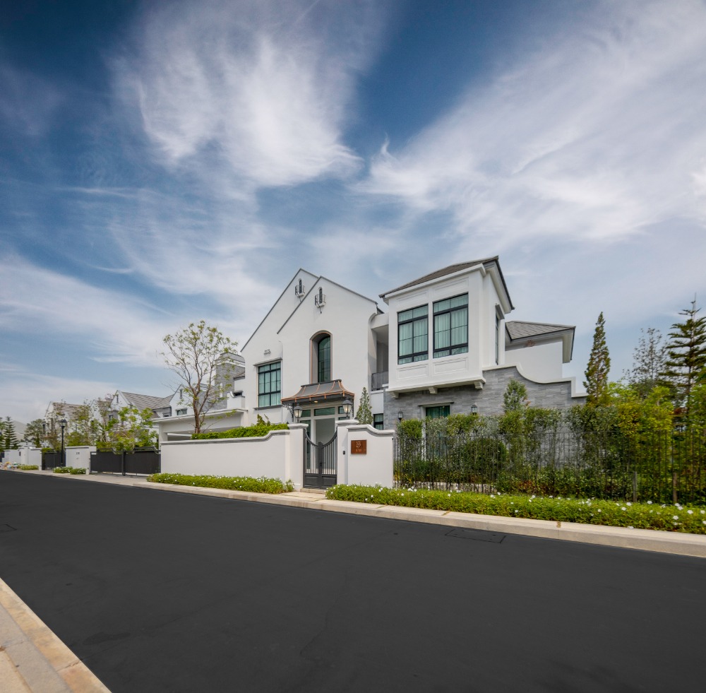 HousePattanakan, Srinakarin : House for rent Nantawan rama9 new krungthepkreetha 600,000baht, 5bedrooms, 7bathrooms, Near Rama9, Pattanakarn, Suan Luang, Srinakarin, Bangna, Suvarnabhumi Airport, Krungthep Kreetha, Sukhumvit, Brighton, and Wellington.