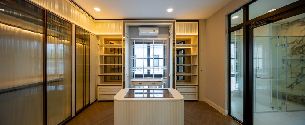 HousePattanakan, Srinakarin : House for rent Nantawan rama9 new krungthepkreetha 600,000baht, 5bedrooms, 7bathrooms, Near Rama9, Pattanakarn, Suan Luang, Srinakarin, Bangna, Suvarnabhumi Airport, Krungthep Kreetha, Sukhumvit, Brighton, and Wellington.