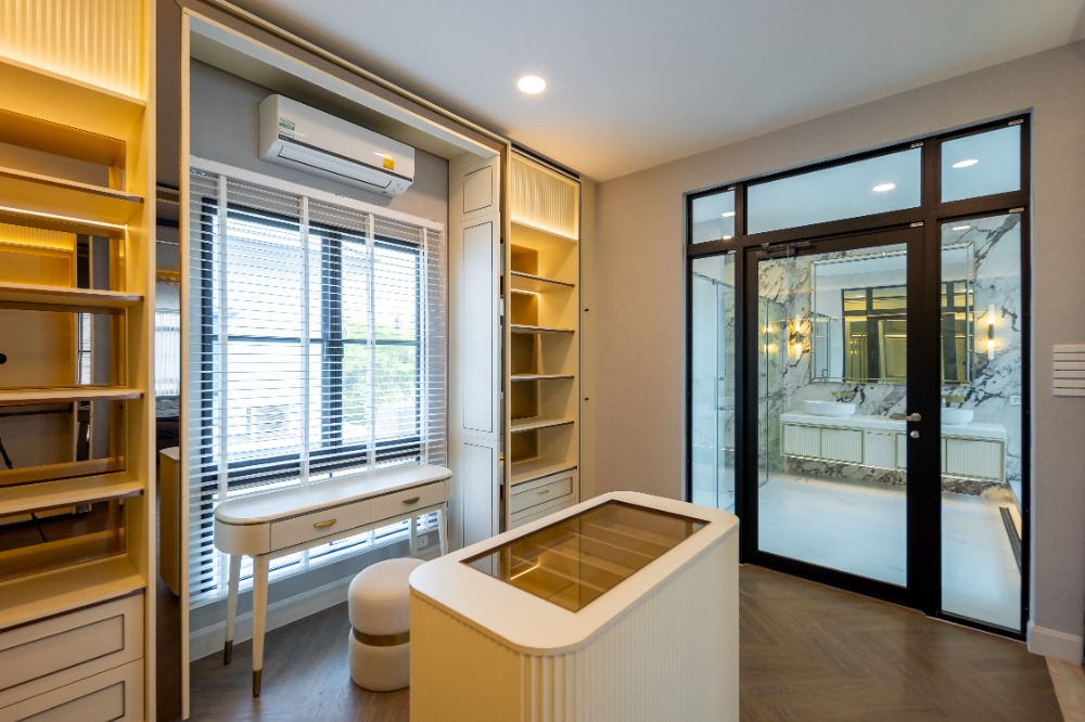 HousePattanakan, Srinakarin : House for rent Nantawan rama9 new krungthepkreetha 600,000baht, 5bedrooms, 7bathrooms, Near Rama9, Pattanakarn, Suan Luang, Srinakarin, Bangna, Suvarnabhumi Airport, Krungthep Kreetha, Sukhumvit, Brighton, and Wellington.