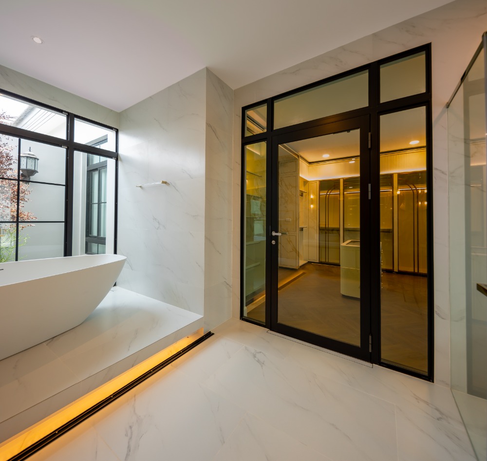 HousePattanakan, Srinakarin : House for rent Nantawan rama9 new krungthepkreetha 600,000baht, 5bedrooms, 7bathrooms, Near Rama9, Pattanakarn, Suan Luang, Srinakarin, Bangna, Suvarnabhumi Airport, Krungthep Kreetha, Sukhumvit, Brighton, and Wellington.