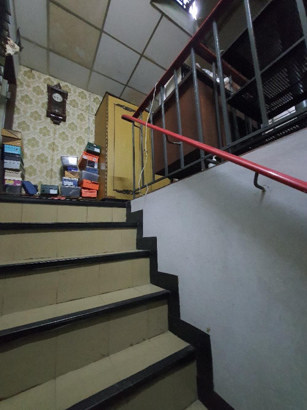 For SaleShop HouseYaowarat, Banglamphu : For sale: 3-story shophouse, good condition, near Yaowarat, 500 meters, MRT Wat Mangkorn, next to the roundabout, 22 July.