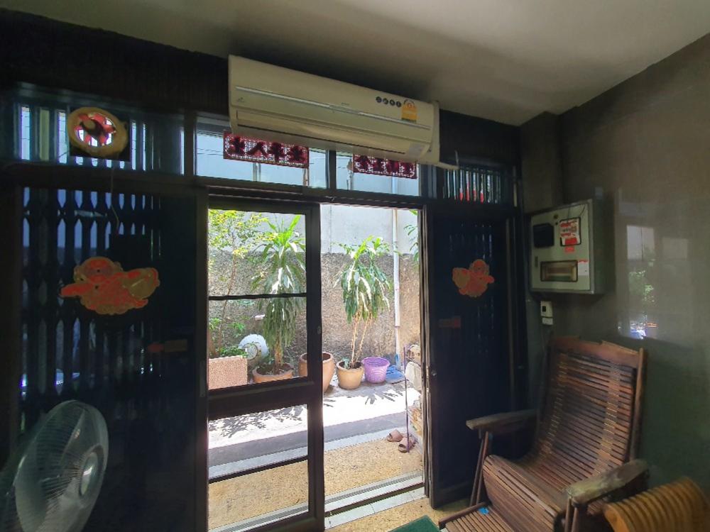 For SaleShop HouseYaowarat, Banglamphu : For sale: 3-story shophouse, good condition, near Yaowarat, 500 meters, MRT Wat Mangkorn, next to the roundabout, 22 July.