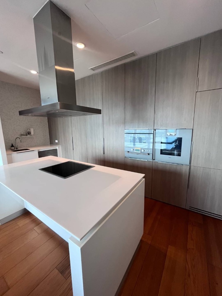 For RentCondoWitthayu, Chidlom, Langsuan, Ploenchit : For rent, 185 RAJADAMRI, 3 bedrooms ,nice view ,beautiful decoration,near BTS Ratchadamri.