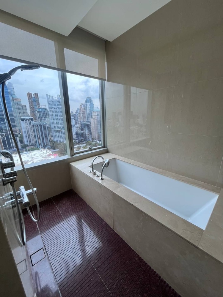 For RentCondoWitthayu, Chidlom, Langsuan, Ploenchit : For rent, 185 RAJADAMRI, 3 bedrooms ,nice view ,beautiful decoration,near BTS Ratchadamri.