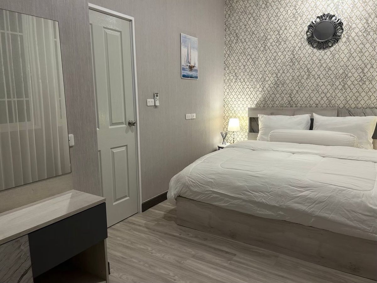 ขายทาวน์โฮมเชียงใหม่ : ‼️ขายด่วน‼️พร้อมผู้เช่า ปิดดีลเช่าเร็วมากกก ว่างไม่เคยถึงเดือน น่าลงทุน โกเด้นทาวน์ เชียงใหม่ - กาดรวมโชค บ้านสวยหรู เฟอร์นิเจอร์ เครื่องใช้ไฟฟ้าครบ พร้อมหิ้วเป๋าเข้าอยู่   สุดคุ้ม ทำเลทอง ตรงข้ามมรวมโชค มีโชคมอลล์ ใกล้ศูนย์ราชการ ใกล้เซ็นทรัลเฟสเชียงใหม่