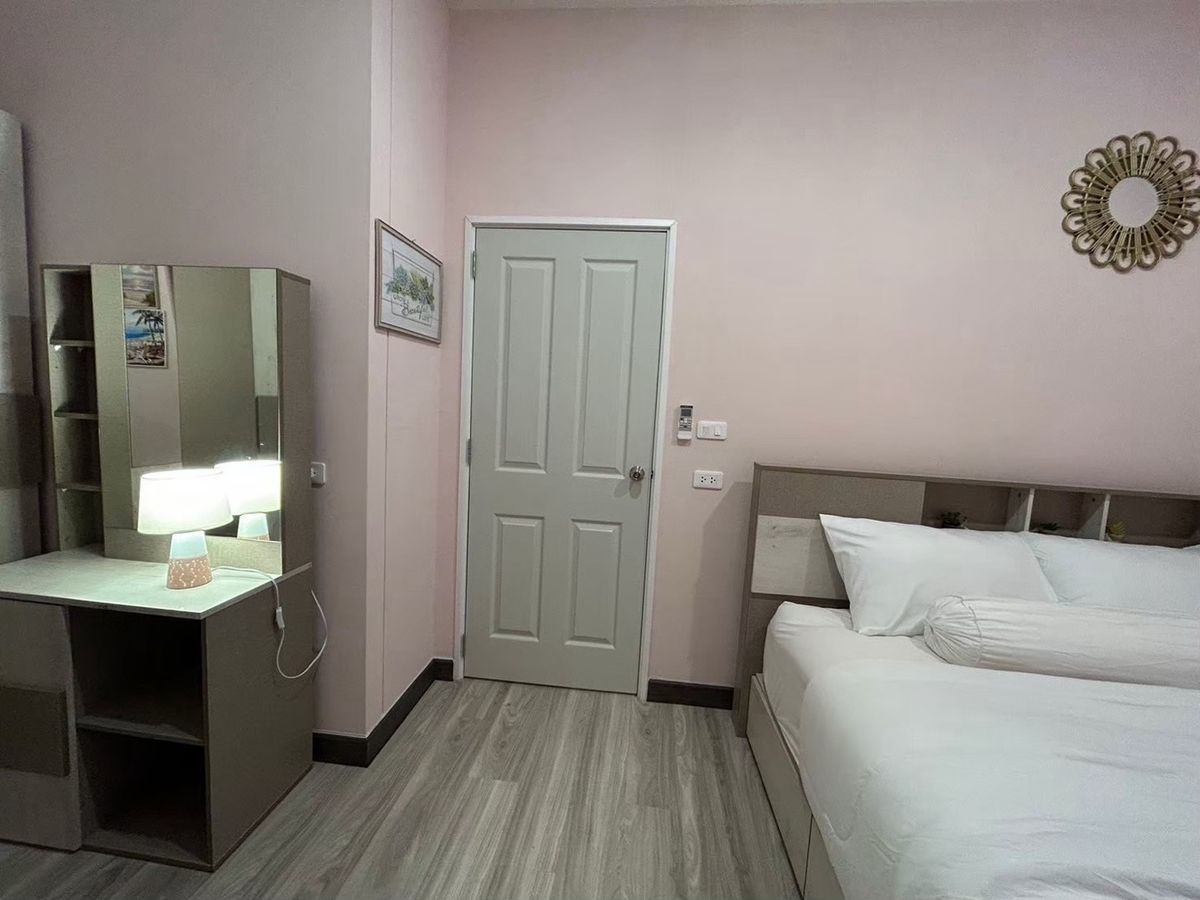 ขายทาวน์โฮมเชียงใหม่ : ‼️ขายด่วน‼️พร้อมผู้เช่า ปิดดีลเช่าเร็วมากกก ว่างไม่เคยถึงเดือน น่าลงทุน โกเด้นทาวน์ เชียงใหม่ - กาดรวมโชค บ้านสวยหรู เฟอร์นิเจอร์ เครื่องใช้ไฟฟ้าครบ พร้อมหิ้วเป๋าเข้าอยู่   สุดคุ้ม ทำเลทอง ตรงข้ามมรวมโชค มีโชคมอลล์ ใกล้ศูนย์ราชการ ใกล้เซ็นทรัลเฟสเชียงใหม่