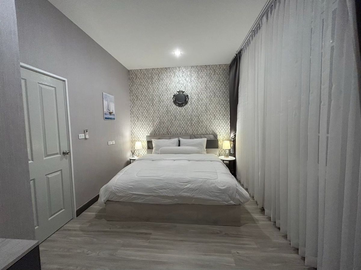 ขายทาวน์โฮมเชียงใหม่ : ‼️ขายด่วน‼️พร้อมผู้เช่า ปิดดีลเช่าเร็วมากกก ว่างไม่เคยถึงเดือน น่าลงทุน โกเด้นทาวน์ เชียงใหม่ - กาดรวมโชค บ้านสวยหรู เฟอร์นิเจอร์ เครื่องใช้ไฟฟ้าครบ พร้อมหิ้วเป๋าเข้าอยู่   สุดคุ้ม ทำเลทอง ตรงข้ามมรวมโชค มีโชคมอลล์ ใกล้ศูนย์ราชการ ใกล้เซ็นทรัลเฟสเชียงใหม่