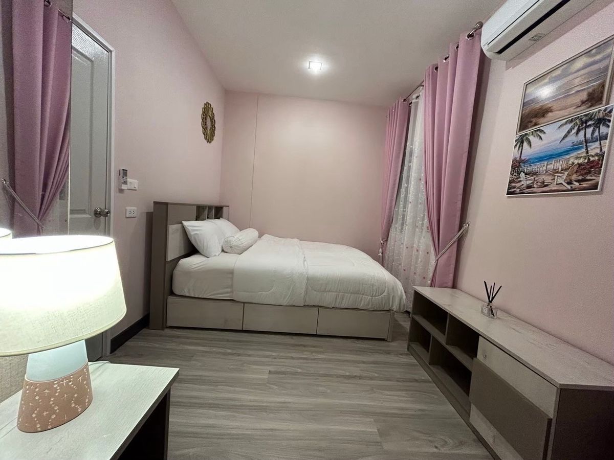 ขายทาวน์โฮมเชียงใหม่ : ‼️ขายด่วน‼️พร้อมผู้เช่า ปิดดีลเช่าเร็วมากกก ว่างไม่เคยถึงเดือน น่าลงทุน โกเด้นทาวน์ เชียงใหม่ - กาดรวมโชค บ้านสวยหรู เฟอร์นิเจอร์ เครื่องใช้ไฟฟ้าครบ พร้อมหิ้วเป๋าเข้าอยู่   สุดคุ้ม ทำเลทอง ตรงข้ามมรวมโชค มีโชคมอลล์ ใกล้ศูนย์ราชการ ใกล้เซ็นทรัลเฟสเชียงใหม่