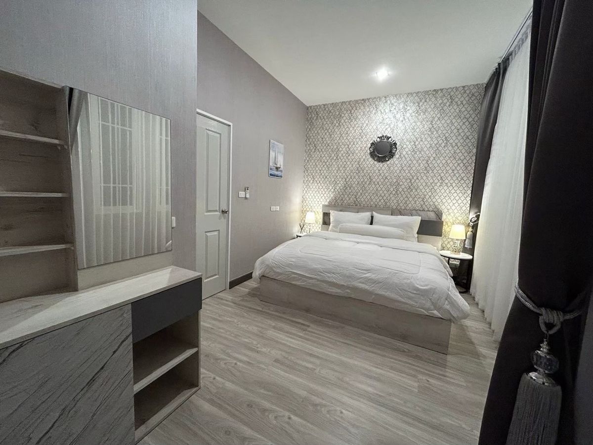 ขายทาวน์โฮมเชียงใหม่ : ‼️ขายด่วน‼️พร้อมผู้เช่า ปิดดีลเช่าเร็วมากกก ว่างไม่เคยถึงเดือน น่าลงทุน โกเด้นทาวน์ เชียงใหม่ - กาดรวมโชค บ้านสวยหรู เฟอร์นิเจอร์ เครื่องใช้ไฟฟ้าครบ พร้อมหิ้วเป๋าเข้าอยู่   สุดคุ้ม ทำเลทอง ตรงข้ามมรวมโชค มีโชคมอลล์ ใกล้ศูนย์ราชการ ใกล้เซ็นทรัลเฟสเชียงใหม่