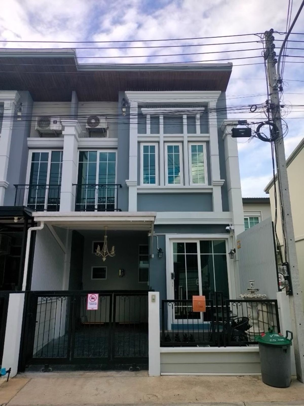 ขายทาวน์โฮมเชียงใหม่ : ‼️ขายด่วน‼️พร้อมผู้เช่า ปิดดีลเช่าเร็วมากกก ว่างไม่เคยถึงเดือน น่าลงทุน โกเด้นทาวน์ เชียงใหม่ - กาดรวมโชค บ้านสวยหรู เฟอร์นิเจอร์ เครื่องใช้ไฟฟ้าครบ พร้อมหิ้วเป๋าเข้าอยู่   สุดคุ้ม ทำเลทอง ตรงข้ามมรวมโชค มีโชคมอลล์ ใกล้ศูนย์ราชการ ใกล้เซ็นทรัลเฟสเชียงใหม่