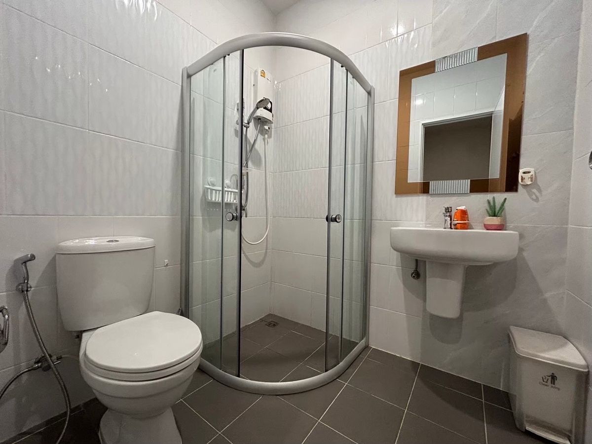 ขายทาวน์โฮมเชียงใหม่ : ‼️ขายด่วน‼️พร้อมผู้เช่า ปิดดีลเช่าเร็วมากกก ว่างไม่เคยถึงเดือน น่าลงทุน โกเด้นทาวน์ เชียงใหม่ - กาดรวมโชค บ้านสวยหรู เฟอร์นิเจอร์ เครื่องใช้ไฟฟ้าครบ พร้อมหิ้วเป๋าเข้าอยู่   สุดคุ้ม ทำเลทอง ตรงข้ามมรวมโชค มีโชคมอลล์ ใกล้ศูนย์ราชการ ใกล้เซ็นทรัลเฟสเชียงใหม่