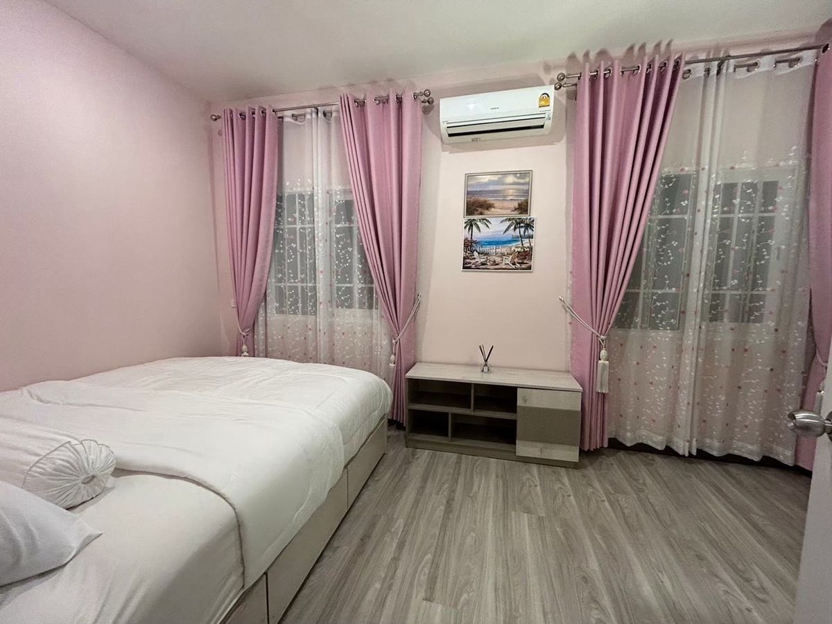 ขายทาวน์โฮมเชียงใหม่ : ‼️ขายด่วน‼️พร้อมผู้เช่า ปิดดีลเช่าเร็วมากกก ว่างไม่เคยถึงเดือน น่าลงทุน โกเด้นทาวน์ เชียงใหม่ - กาดรวมโชค บ้านสวยหรู เฟอร์นิเจอร์ เครื่องใช้ไฟฟ้าครบ พร้อมหิ้วเป๋าเข้าอยู่   สุดคุ้ม ทำเลทอง ตรงข้ามมรวมโชค มีโชคมอลล์ ใกล้ศูนย์ราชการ ใกล้เซ็นทรัลเฟสเชียงใหม่