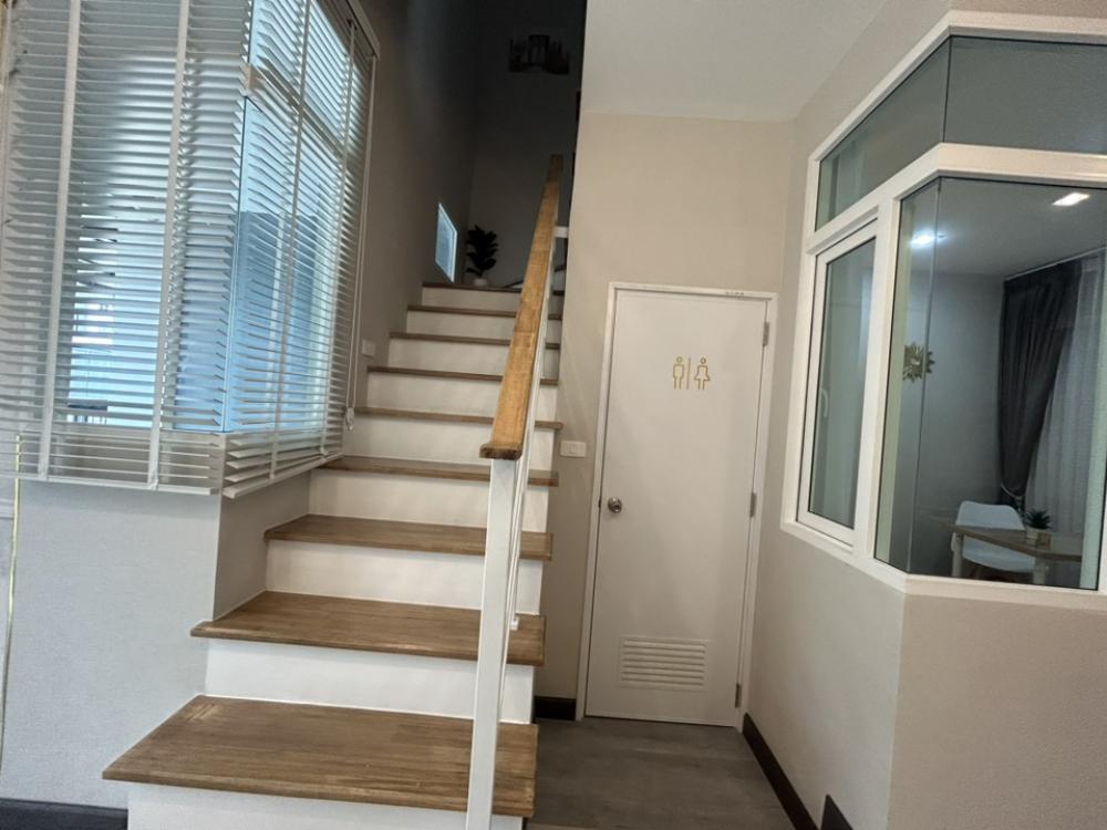 ขายทาวน์โฮมเชียงใหม่ : ‼️ขายด่วน‼️พร้อมผู้เช่า ปิดดีลเช่าเร็วมากกก ว่างไม่เคยถึงเดือน น่าลงทุน โกเด้นทาวน์ เชียงใหม่ - กาดรวมโชค บ้านสวยหรู เฟอร์นิเจอร์ เครื่องใช้ไฟฟ้าครบ พร้อมหิ้วเป๋าเข้าอยู่   สุดคุ้ม ทำเลทอง ตรงข้ามมรวมโชค มีโชคมอลล์ ใกล้ศูนย์ราชการ ใกล้เซ็นทรัลเฟสเชียงใหม่