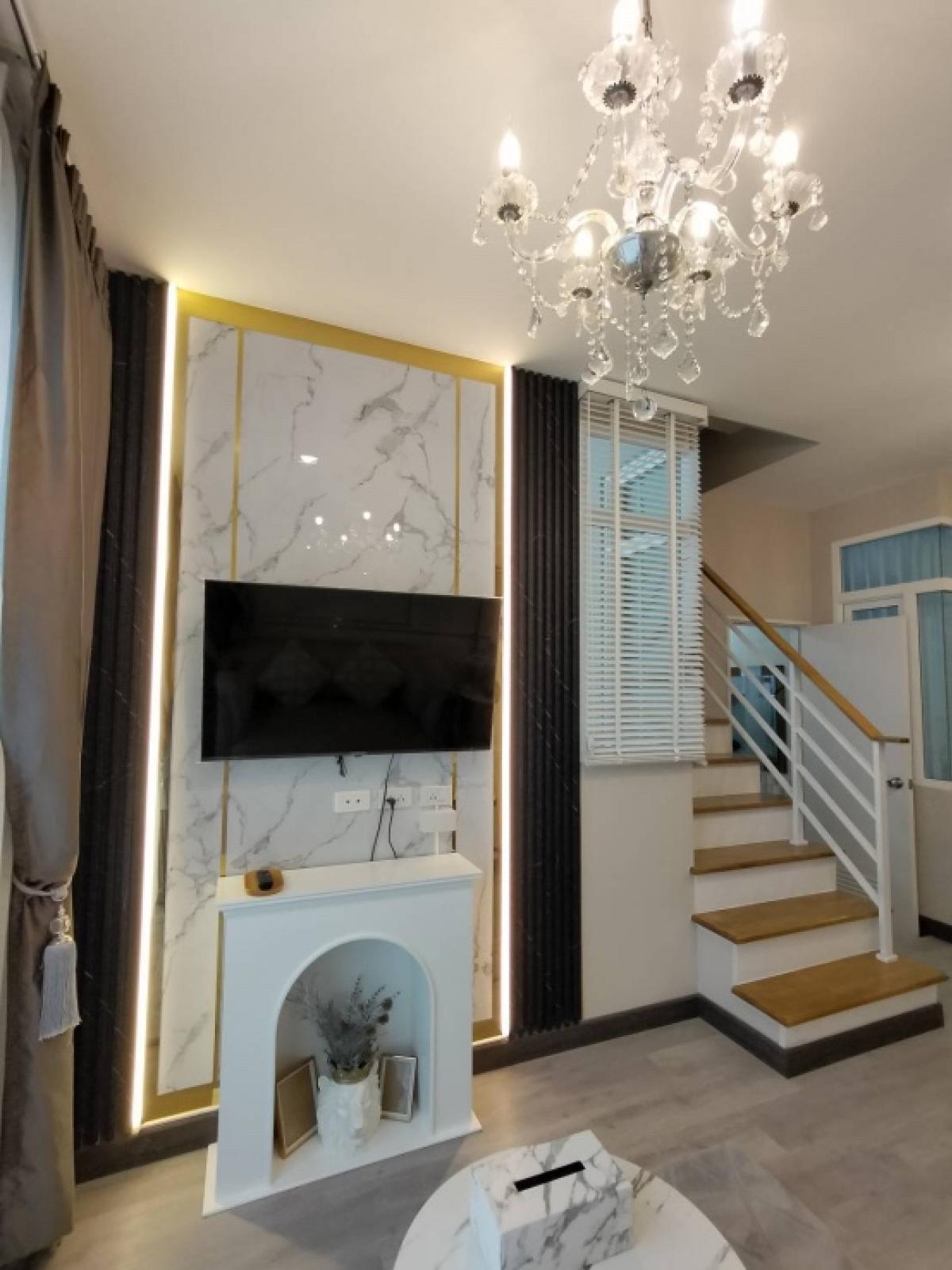 ขายทาวน์โฮมเชียงใหม่ : ‼️ขายด่วน‼️พร้อมผู้เช่า ปิดดีลเช่าเร็วมากกก ว่างไม่เคยถึงเดือน น่าลงทุน โกเด้นทาวน์ เชียงใหม่ - กาดรวมโชค บ้านสวยหรู เฟอร์นิเจอร์ เครื่องใช้ไฟฟ้าครบ พร้อมหิ้วเป๋าเข้าอยู่   สุดคุ้ม ทำเลทอง ตรงข้ามมรวมโชค มีโชคมอลล์ ใกล้ศูนย์ราชการ ใกล้เซ็นทรัลเฟสเชียงใหม่