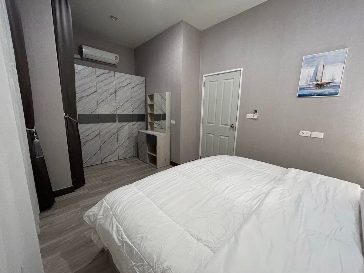 ขายทาวน์โฮมเชียงใหม่ : ‼️ขายด่วน‼️พร้อมผู้เช่า ปิดดีลเช่าเร็วมากกก ว่างไม่เคยถึงเดือน น่าลงทุน โกเด้นทาวน์ เชียงใหม่ - กาดรวมโชค บ้านสวยหรู เฟอร์นิเจอร์ เครื่องใช้ไฟฟ้าครบ พร้อมหิ้วเป๋าเข้าอยู่   สุดคุ้ม ทำเลทอง ตรงข้ามมรวมโชค มีโชคมอลล์ ใกล้ศูนย์ราชการ ใกล้เซ็นทรัลเฟสเชียงใหม่