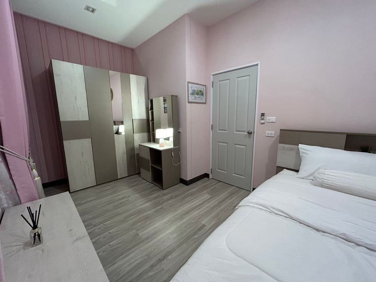 ขายทาวน์โฮมเชียงใหม่ : ‼️ขายด่วน‼️พร้อมผู้เช่า ปิดดีลเช่าเร็วมากกก ว่างไม่เคยถึงเดือน น่าลงทุน โกเด้นทาวน์ เชียงใหม่ - กาดรวมโชค บ้านสวยหรู เฟอร์นิเจอร์ เครื่องใช้ไฟฟ้าครบ พร้อมหิ้วเป๋าเข้าอยู่   สุดคุ้ม ทำเลทอง ตรงข้ามมรวมโชค มีโชคมอลล์ ใกล้ศูนย์ราชการ ใกล้เซ็นทรัลเฟสเชียงใหม่