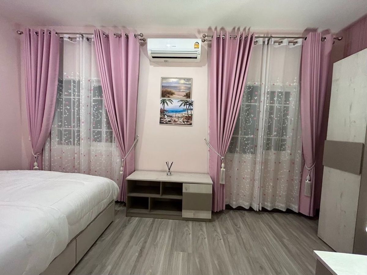 ขายทาวน์โฮมเชียงใหม่ : ‼️ขายด่วน‼️พร้อมผู้เช่า ปิดดีลเช่าเร็วมากกก ว่างไม่เคยถึงเดือน น่าลงทุน โกเด้นทาวน์ เชียงใหม่ - กาดรวมโชค บ้านสวยหรู เฟอร์นิเจอร์ เครื่องใช้ไฟฟ้าครบ พร้อมหิ้วเป๋าเข้าอยู่   สุดคุ้ม ทำเลทอง ตรงข้ามมรวมโชค มีโชคมอลล์ ใกล้ศูนย์ราชการ ใกล้เซ็นทรัลเฟสเชียงใหม่