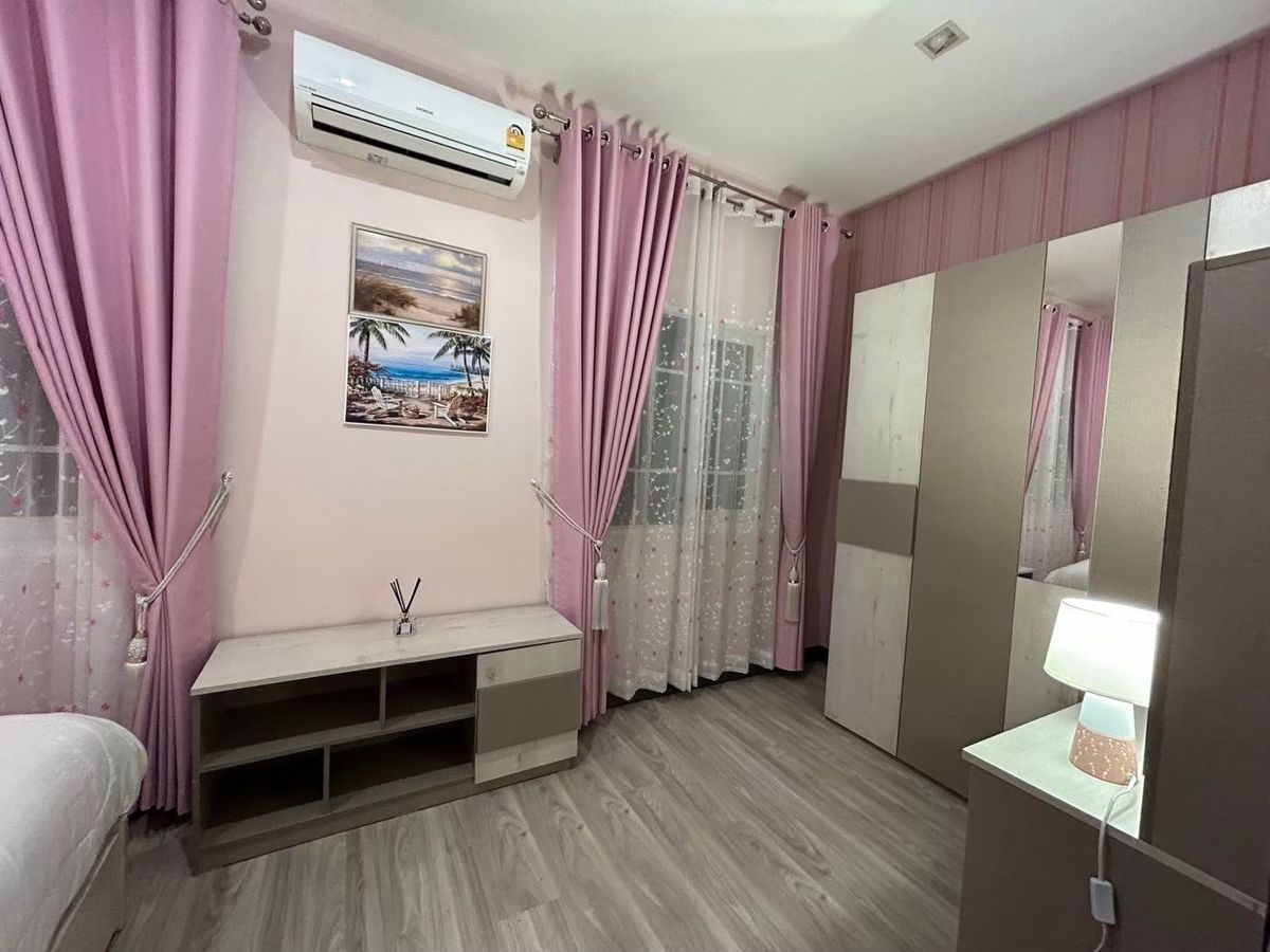 ขายทาวน์โฮมเชียงใหม่ : ‼️ขายด่วน‼️พร้อมผู้เช่า ปิดดีลเช่าเร็วมากกก ว่างไม่เคยถึงเดือน น่าลงทุน โกเด้นทาวน์ เชียงใหม่ - กาดรวมโชค บ้านสวยหรู เฟอร์นิเจอร์ เครื่องใช้ไฟฟ้าครบ พร้อมหิ้วเป๋าเข้าอยู่   สุดคุ้ม ทำเลทอง ตรงข้ามมรวมโชค มีโชคมอลล์ ใกล้ศูนย์ราชการ ใกล้เซ็นทรัลเฟสเชียงใหม่