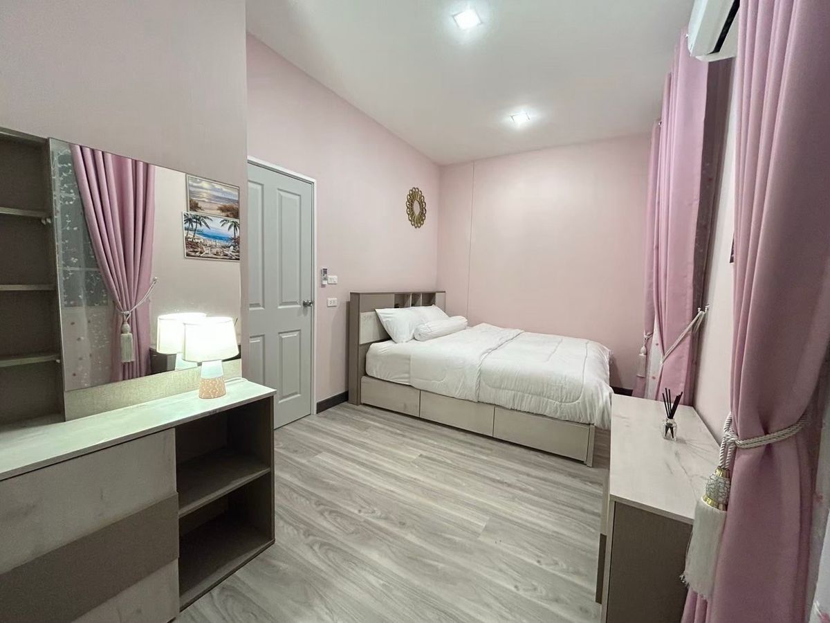 ขายทาวน์โฮมเชียงใหม่ : ‼️ขายด่วน‼️พร้อมผู้เช่า ปิดดีลเช่าเร็วมากกก ว่างไม่เคยถึงเดือน น่าลงทุน โกเด้นทาวน์ เชียงใหม่ - กาดรวมโชค บ้านสวยหรู เฟอร์นิเจอร์ เครื่องใช้ไฟฟ้าครบ พร้อมหิ้วเป๋าเข้าอยู่   สุดคุ้ม ทำเลทอง ตรงข้ามมรวมโชค มีโชคมอลล์ ใกล้ศูนย์ราชการ ใกล้เซ็นทรัลเฟสเชียงใหม่