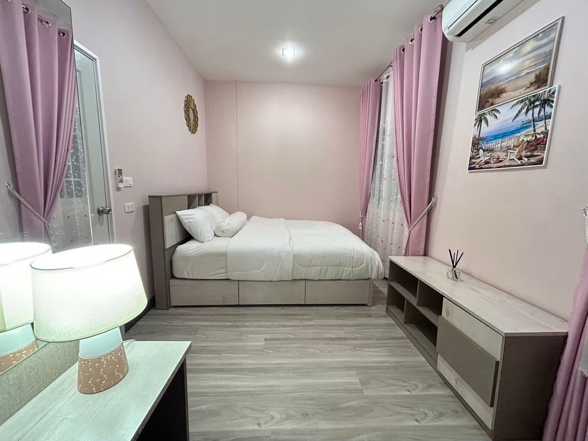 ขายทาวน์โฮมเชียงใหม่ : ‼️ขายด่วน‼️พร้อมผู้เช่า ปิดดีลเช่าเร็วมากกก ว่างไม่เคยถึงเดือน น่าลงทุน โกเด้นทาวน์ เชียงใหม่ - กาดรวมโชค บ้านสวยหรู เฟอร์นิเจอร์ เครื่องใช้ไฟฟ้าครบ พร้อมหิ้วเป๋าเข้าอยู่   สุดคุ้ม ทำเลทอง ตรงข้ามมรวมโชค มีโชคมอลล์ ใกล้ศูนย์ราชการ ใกล้เซ็นทรัลเฟสเชียงใหม่