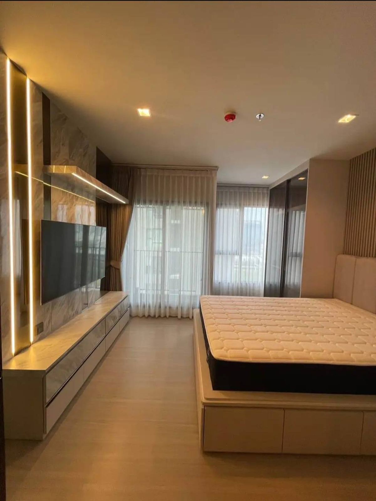 For RentCondoRama9, Petchburi, RCA : 26 sqm., 22nd floor, The vibe of the place is amazing. Facilities are top notch, location is perfect. Many places to socialize with sofas around @Life Asoke - Rama 9