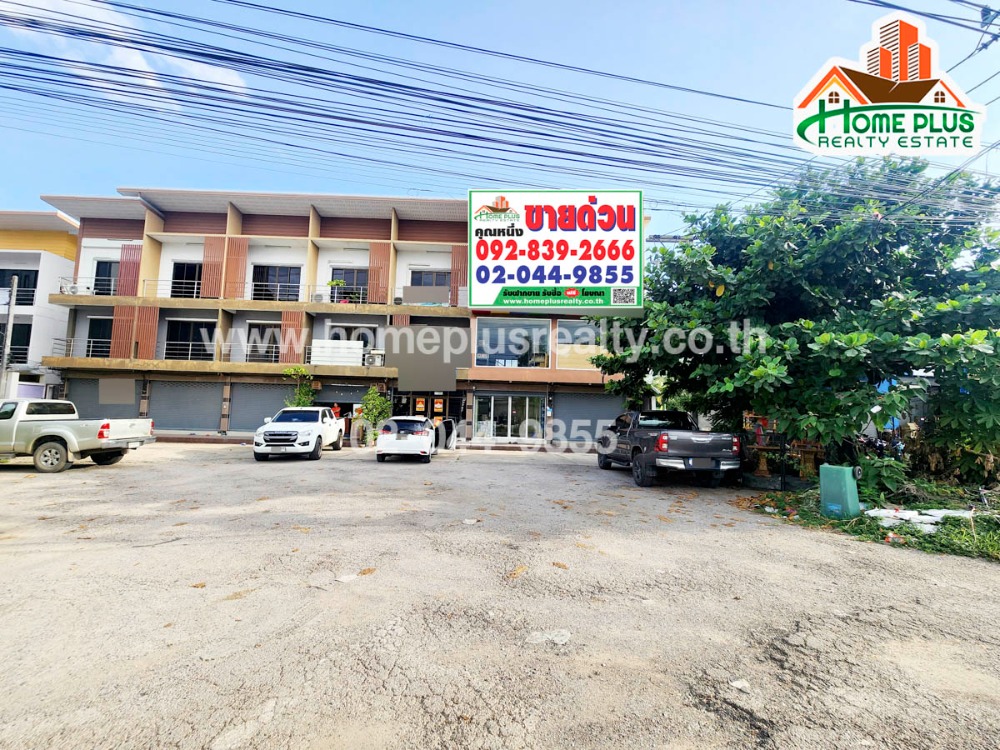 For SaleShop HouseChiang Mai : 3-storey commercial building, 2 booths (next to the road behind the rim), Nong Kwai Subdistrict, Hang Dong District, Chiang Mai (near Wibun Thong Market)