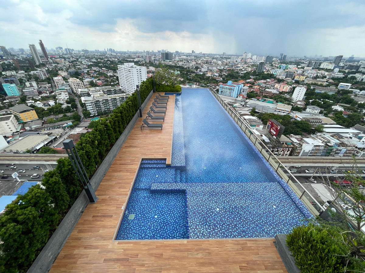 ขายคอนโดเกษตรศาสตร์ รัชโยธิน : ขายด่วน! คอนโดหรู วิวสระว่ายน้ำ ชั้นสูง 26 @Lumpini Park Phahol 32 ห้องใหญ่ 2 นอน 2 น้ำ สภาพนางฟ้า พร้อมอยู่ทันที!  คุ้มที่สุดในย่านเกษตร-รัชโยธิน! คอนโด High Rise ติดถนนใหญ่พหลโยธิน เดินทางง่ายเพียง 200 เมตรถึง BTS เสนานิคม ห้องสวย วิวเปิดโล่ง ตกแต่งครบเ