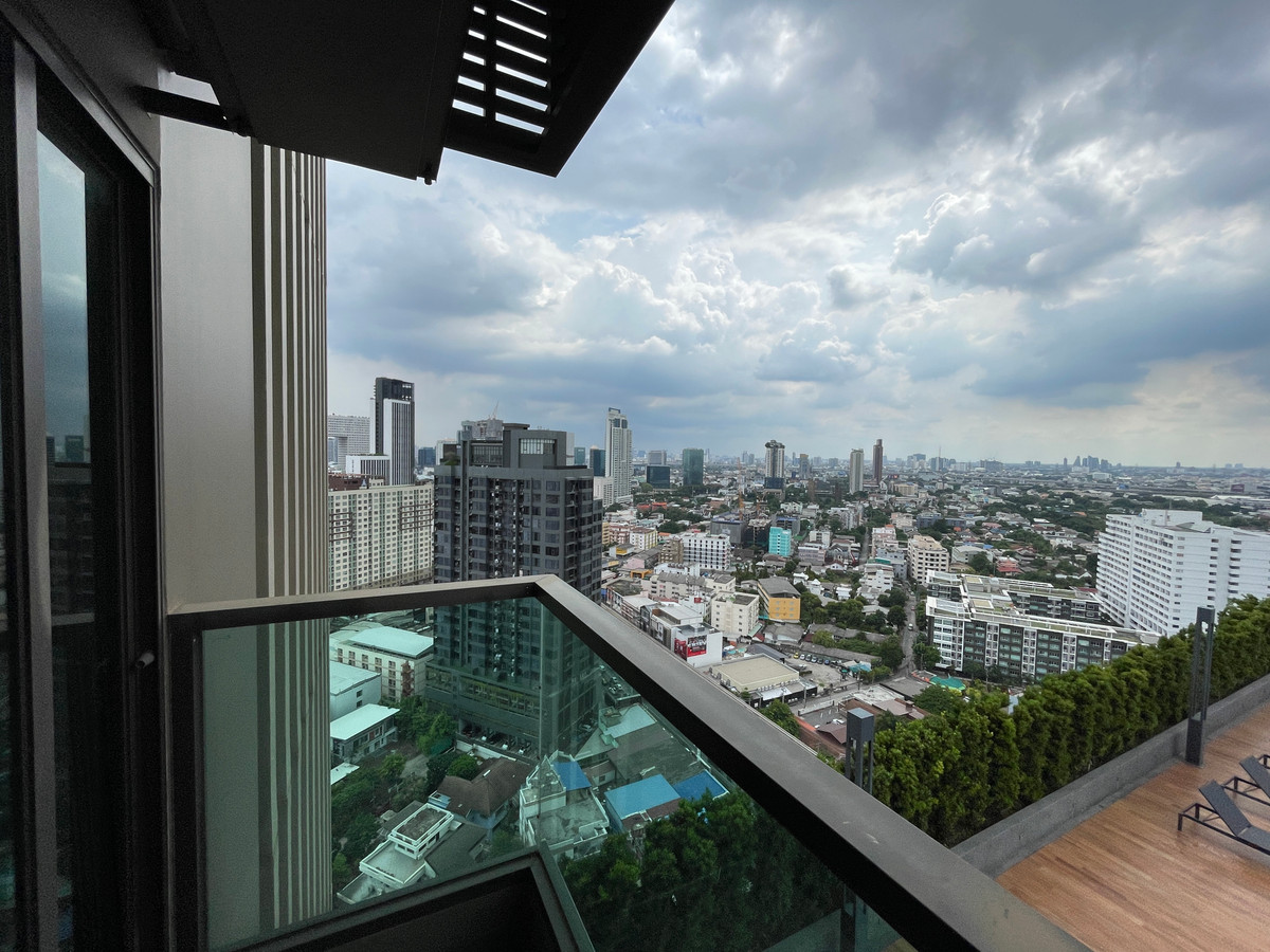 ขายคอนโดเกษตรศาสตร์ รัชโยธิน : ขายด่วน! คอนโดหรู วิวสระว่ายน้ำ ชั้นสูง 26 @Lumpini Park Phahol 32 ห้องใหญ่ 2 นอน 2 น้ำ สภาพนางฟ้า พร้อมอยู่ทันที!  คุ้มที่สุดในย่านเกษตร-รัชโยธิน! คอนโด High Rise ติดถนนใหญ่พหลโยธิน เดินทางง่ายเพียง 200 เมตรถึง BTS เสนานิคม ห้องสวย วิวเปิดโล่ง ตกแต่งครบเ