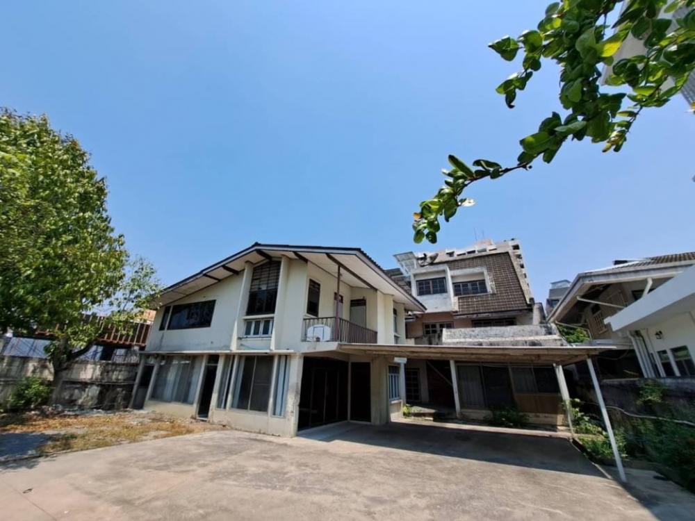 For RentRetail SpaceSathorn, Narathiwat : Single house for rent, Sathorn Soi 1, parking for 6 cars, for doing business, good location, near many famous restaurants.