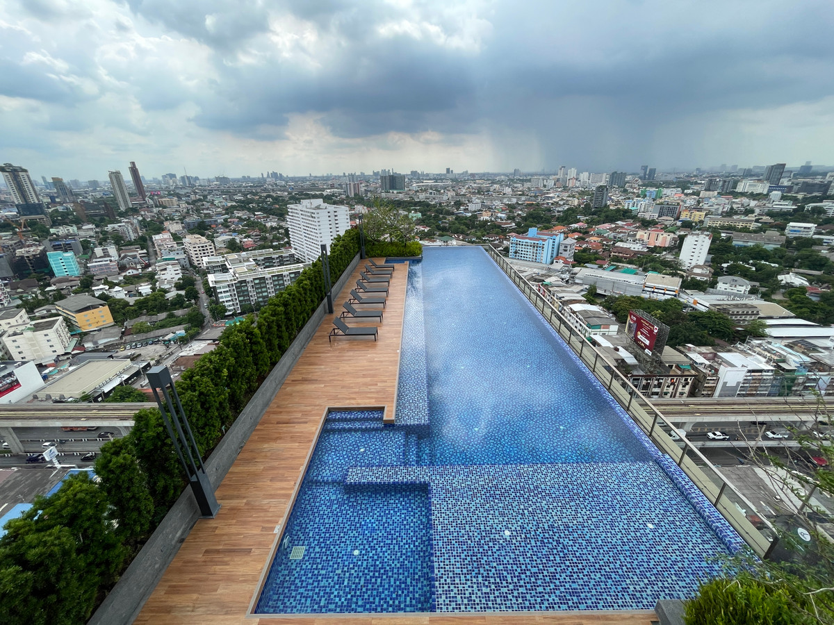 ขายคอนโดเกษตรศาสตร์ รัชโยธิน : ขายด่วน! คอนโดหรู วิวสระว่ายน้ำ ชั้นสูง 26 @Lumpini Park Phahol 32 ห้องใหญ่ 2 นอน 2 น้ำ สภาพนางฟ้า พร้อมอยู่ทันที!  คุ้มที่สุดในย่านเกษตร-รัชโยธิน! คอนโด High Rise ติดถนนใหญ่พหลโยธิน เดินทางง่ายเพียง 200 เมตรถึง BTS เสนานิคม ห้องสวย วิวเปิดโล่ง ตกแต่งครบเ