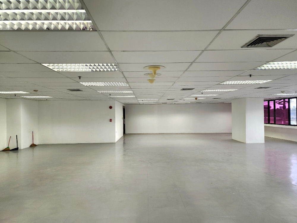 For SaleOfficeKhlongtoei, Kluaynamthai : Foreigners can buy this property - Office space for sale on the Ocean Tower 1 building, area 300-600 sq.m.