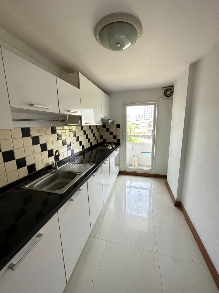 For RentCondoRatchadapisek, Huaikwang, Suttisan : 📣 Condo for rent, Chateau In Town Ratchada 17, corner room, near MRT Huai Khwang - Sutthisan, large room, ready to move in.