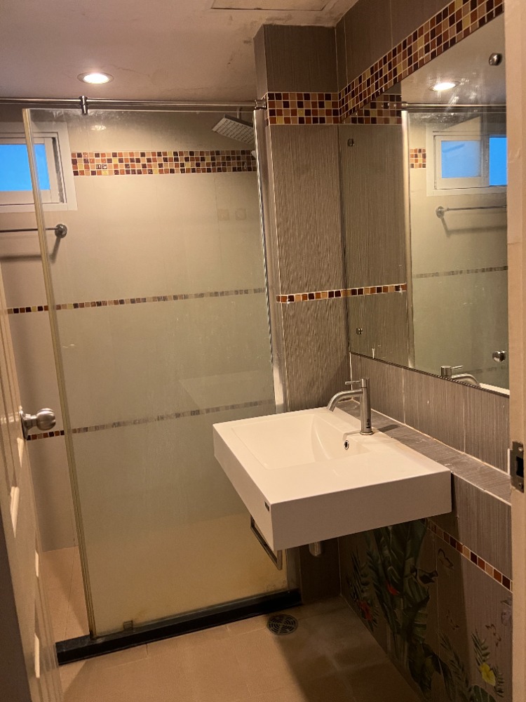 For RentCondoRatchadapisek, Huaikwang, Suttisan : 📣 Condo for rent, Chateau In Town Ratchada 17, corner room, near MRT Huai Khwang - Sutthisan, large room, ready to move in.