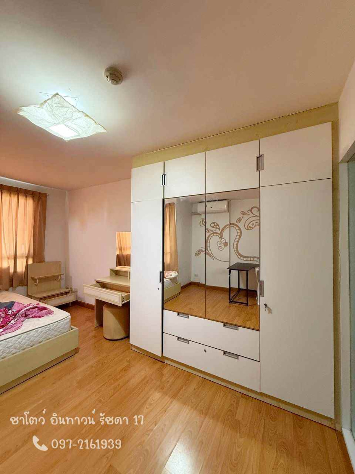 For RentCondoRatchadapisek, Huaikwang, Suttisan : 📣 Condo for rent, Chateau In Town Ratchada 17, corner room, near MRT Huai Khwang - Sutthisan, large room, ready to move in.