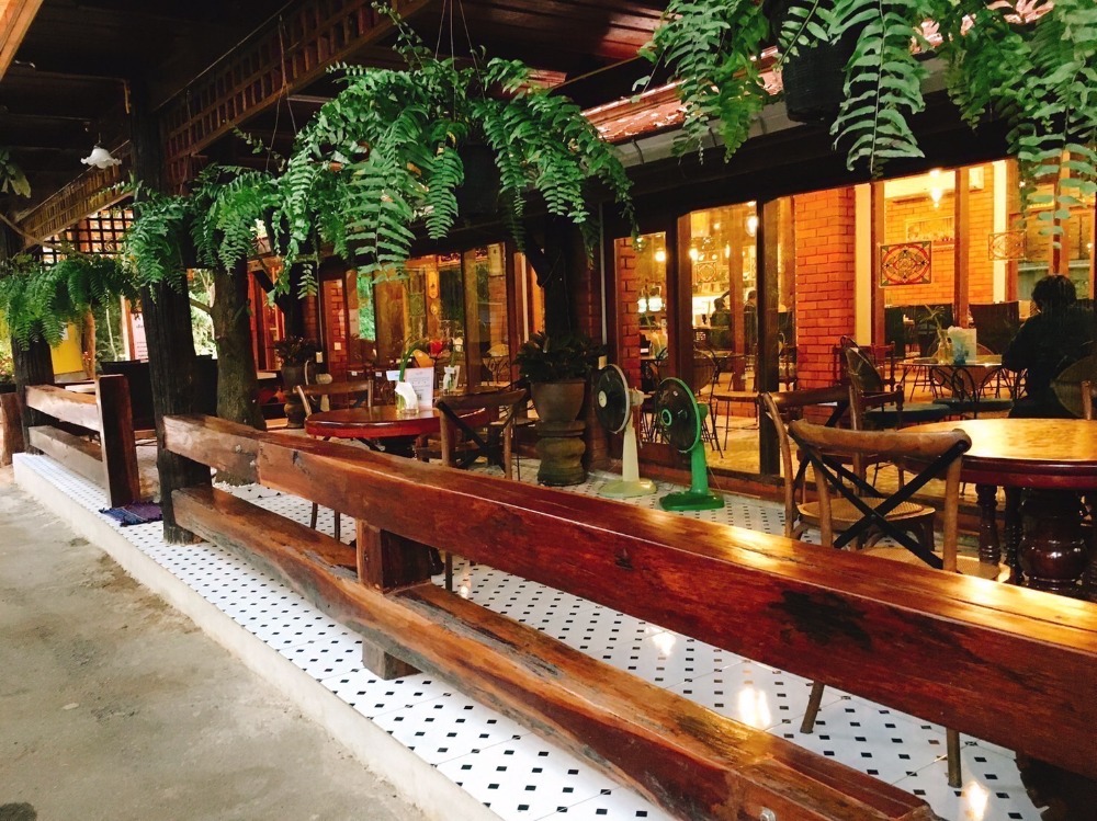 ขายร้านค้า/ตลาดนัดระยอง : ขายที่ดิน พร้อมร้านอาหาร ร้านคาเฟ่ และอุปกรณ์ สามารถดำเนินกิจการต่อได้เลย ทำเลดี ท่ามกลางต้นไม้ใหญ่ อากาศดี ร่มรื่น บนเนื้อที่ 1 ไร่เศษ ติดถนนราษฎร์บำรุง ใกล้ถนนสุขุมวิท ใกล้แหล่งชุมชน