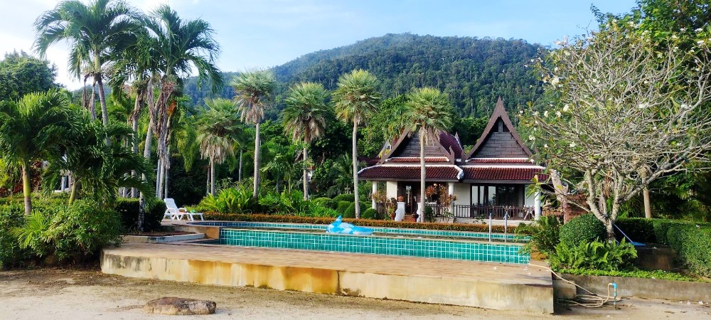 ขายกิจการโรงแรม & กิจการอพาร์ตเมนต์ตราด : ขาย ที่ดินเกาะช้าง จ.ตราด ที่ดิน รีสอร์ท เกาะช้างที่พักติดหาด เกาะช้าง, 1 ไร่ 3 งาน 50 ตรว. บ้านทะเลไทย (Baan Talay Thai) ตกแต่งสวย สะดวกครบครัน เหมาะสำหรับนักลงทุน และผู้ที่หาบ้านพักไว้ตากอากาศ