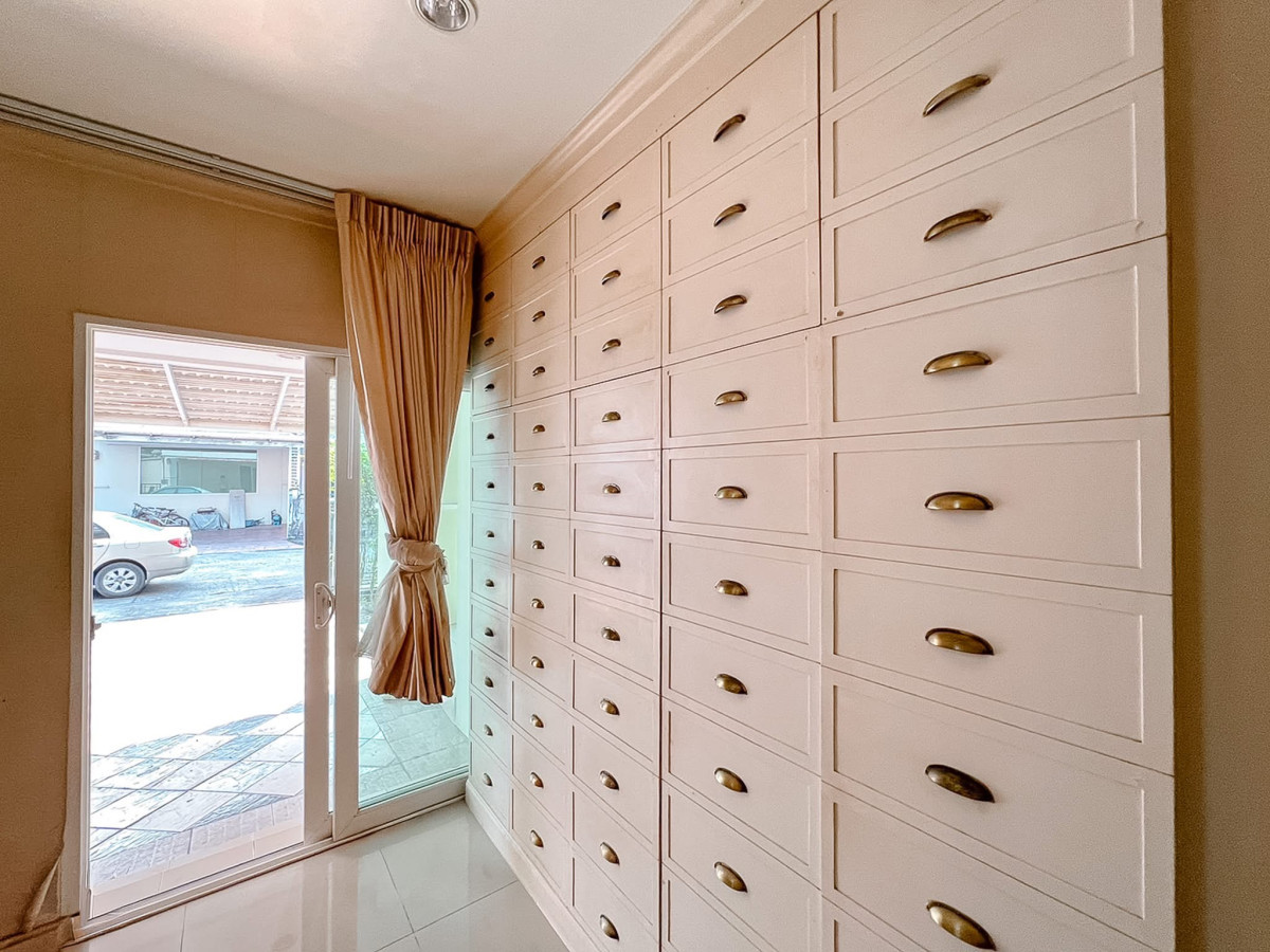 ขายบ้านนวมินทร์ รามอินทรา : ขายบ้าน  เดอะ เซนโทร รามอินทรา คันนายาว เขต คันนายาว กรุงเทพ     CX-144477