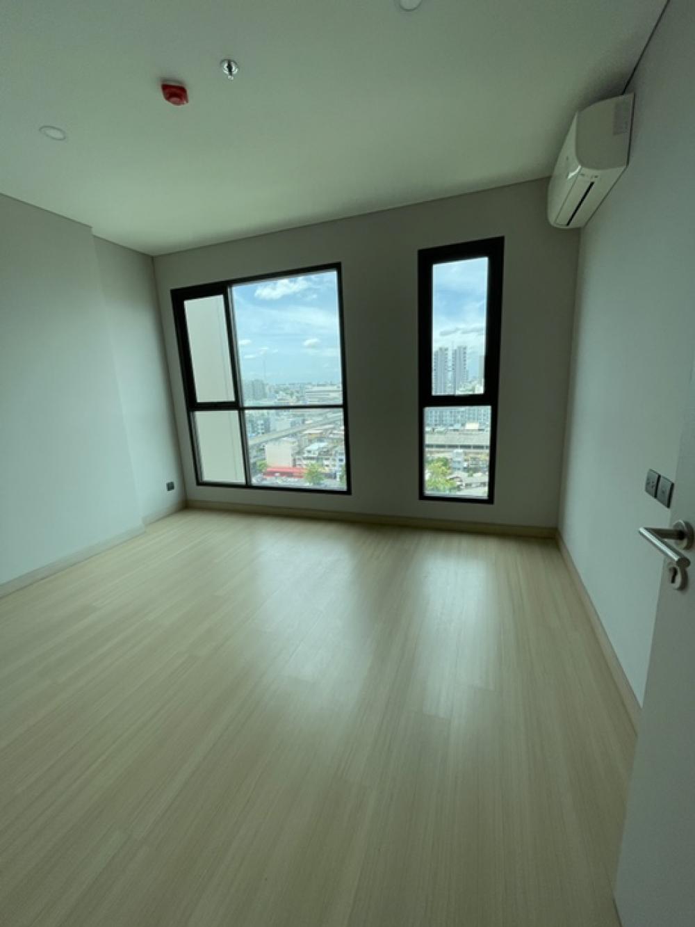 ขายคอนโดเกษตรศาสตร์ รัชโยธิน :  โอกาสทอง! ขายคอนโดวิวสวย เงียบสงบ เดินทางสะดวก ใกล้ BTS ลุมพินี พาร์ค พหล 32 ชั้น 23 วิวหลักล้าน คอนโด 1 ห้องนอน ขนาด 28.40 ตร.ม. ทำเลสุดปัง ติดถนนใหญ่พหลโยธิน บรรยากาศดีตลอดวัน เป็นส่วนตัวสูง เหมาะสำหรับคนชอบความสงบหลังกลับจากวันทำงานที่วุ่นวาย