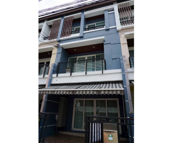 For RentTownhomeYothinpattana,CDC : Townhome for rent Baan Klang Muang Urbanion Rama 9-Ladprao, near Central East Ville, only 4 minutes