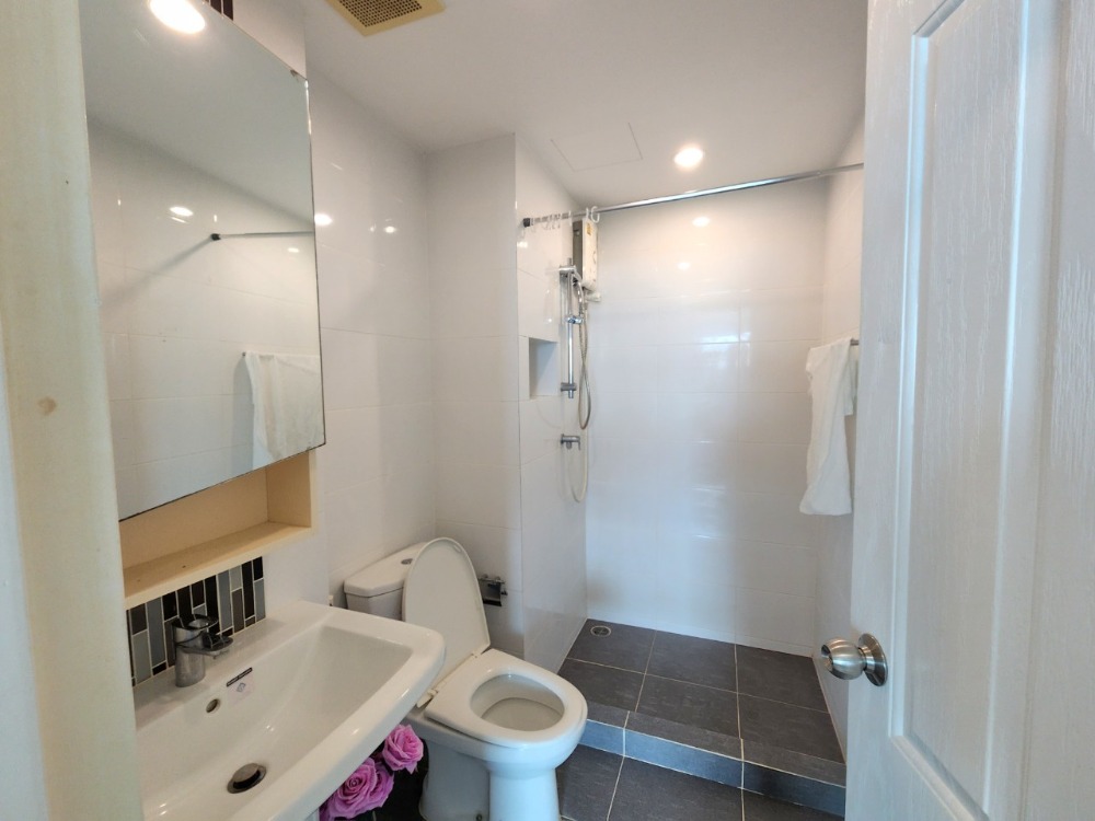 For RentCondoBangna, Bearing, Lasalle : Status as shown in the cover photo** Room available, 42 sq m., largest!!** For rent, The Niche Mono Bangna **Bed + mattress 10 feet, I repeat 10 feet!! (2 beds together) Price negotiable**