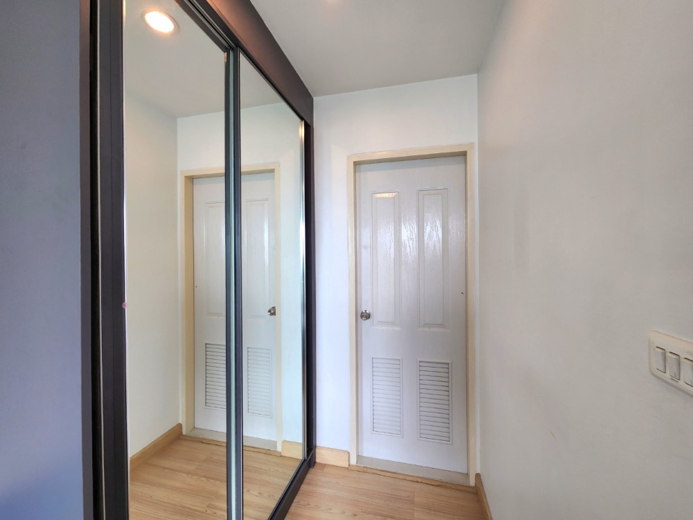 For RentCondoBangna, Bearing, Lasalle : Status as shown in the cover photo** Room available, 42 sq m., largest!!** For rent, The Niche Mono Bangna **Bed + mattress 10 feet, I repeat 10 feet!! (2 beds together) Price negotiable**